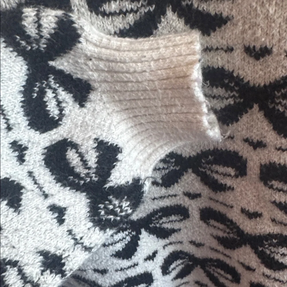Old Navy White Crewneck Sweater with Black Bow Jacquard Girls Size Small 6-7 Top
